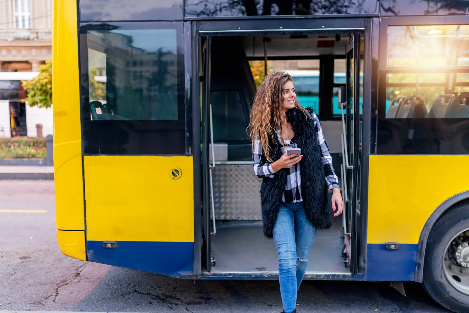 Frau steigt aus Bus aus