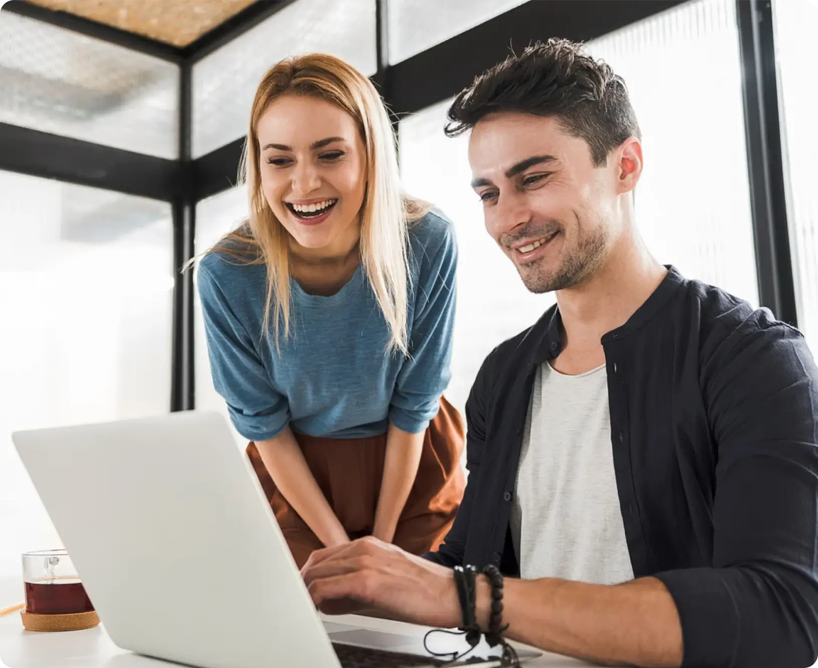 Mitarbeiterin und Mitarbeiter am Laptop
