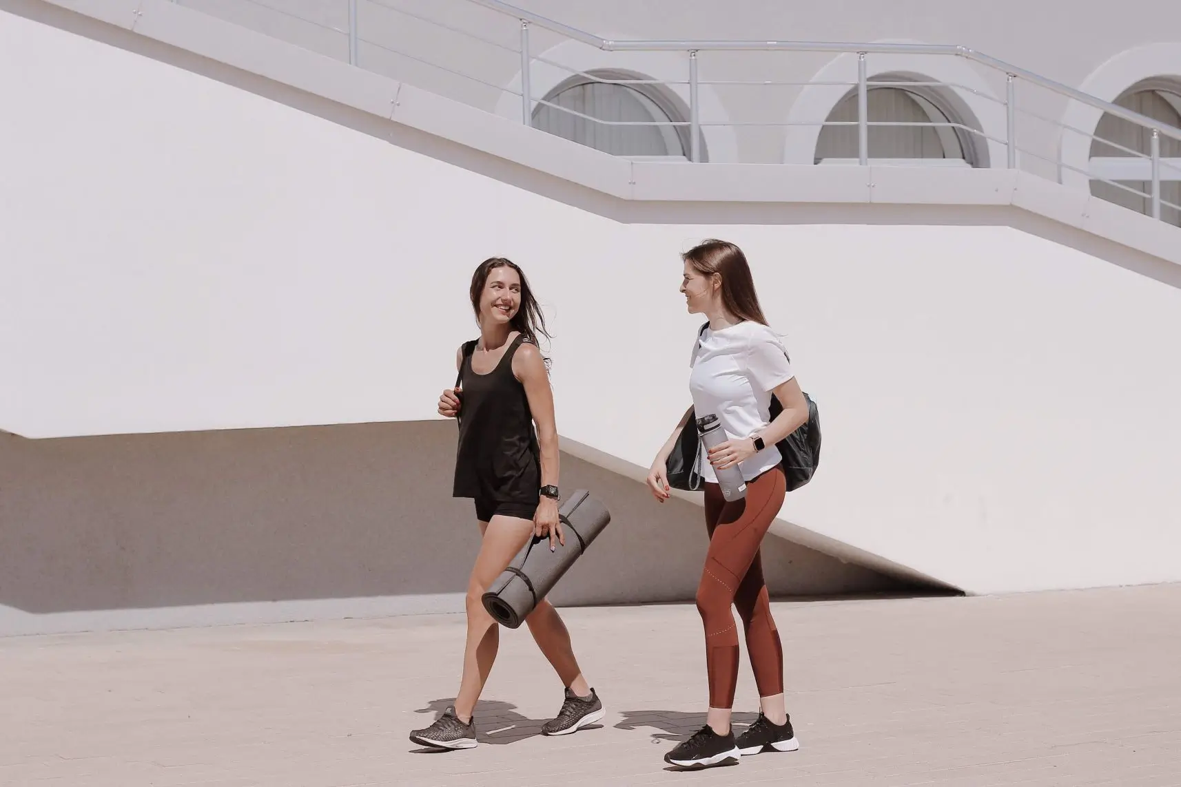 2 Frauen mit Sportausrüstung