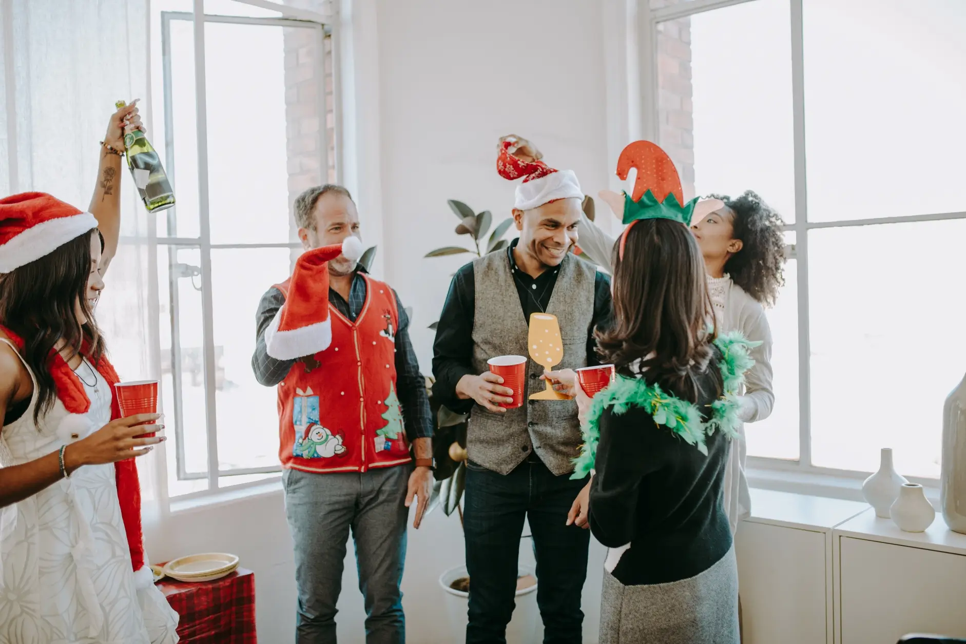 Gruppe in weihnachtlichen Kostümen