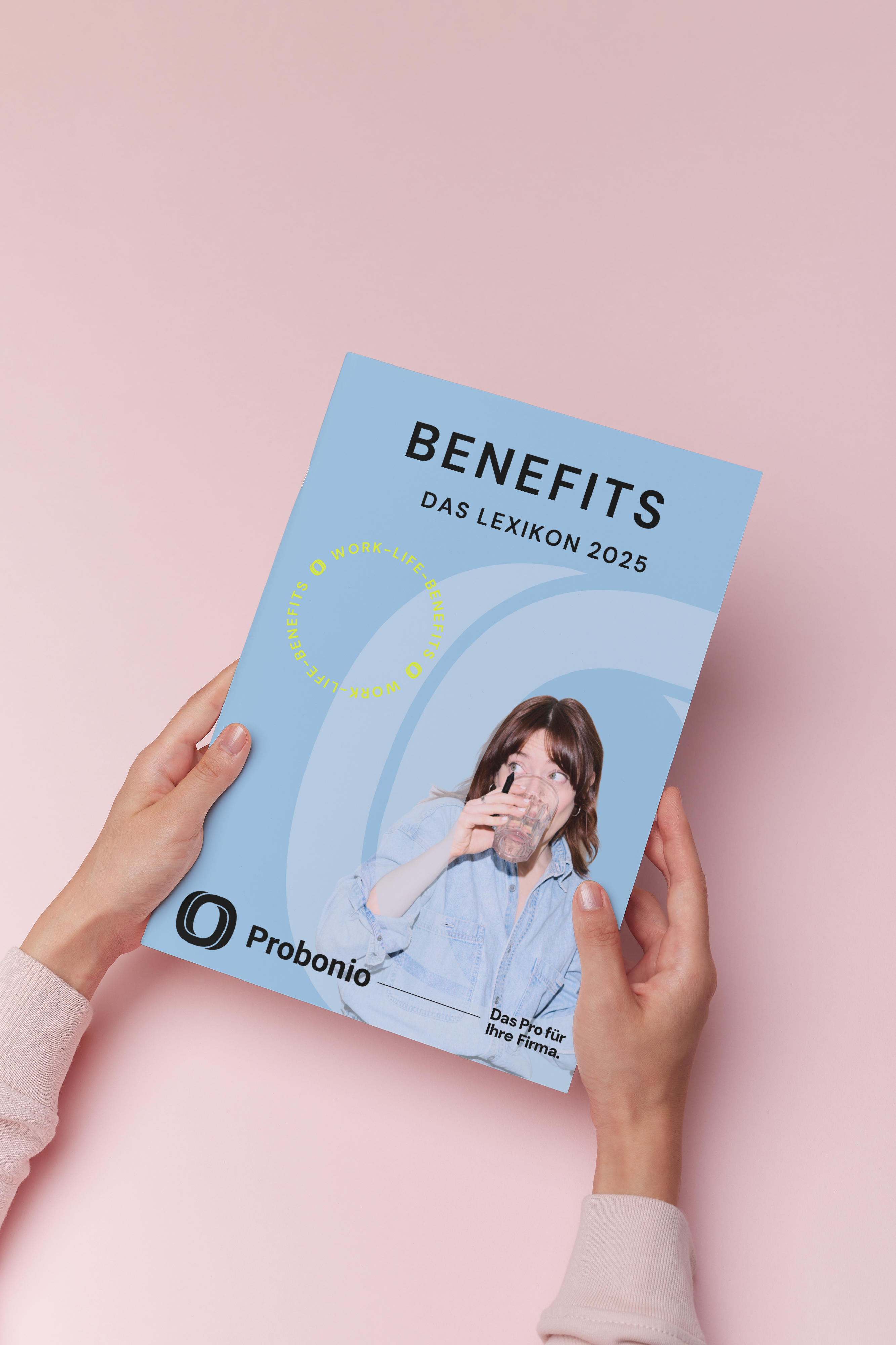 Benefits Lexikon 2025 Nahaufnahme von Händen, die das Probonio Benefits-Lexikon halten