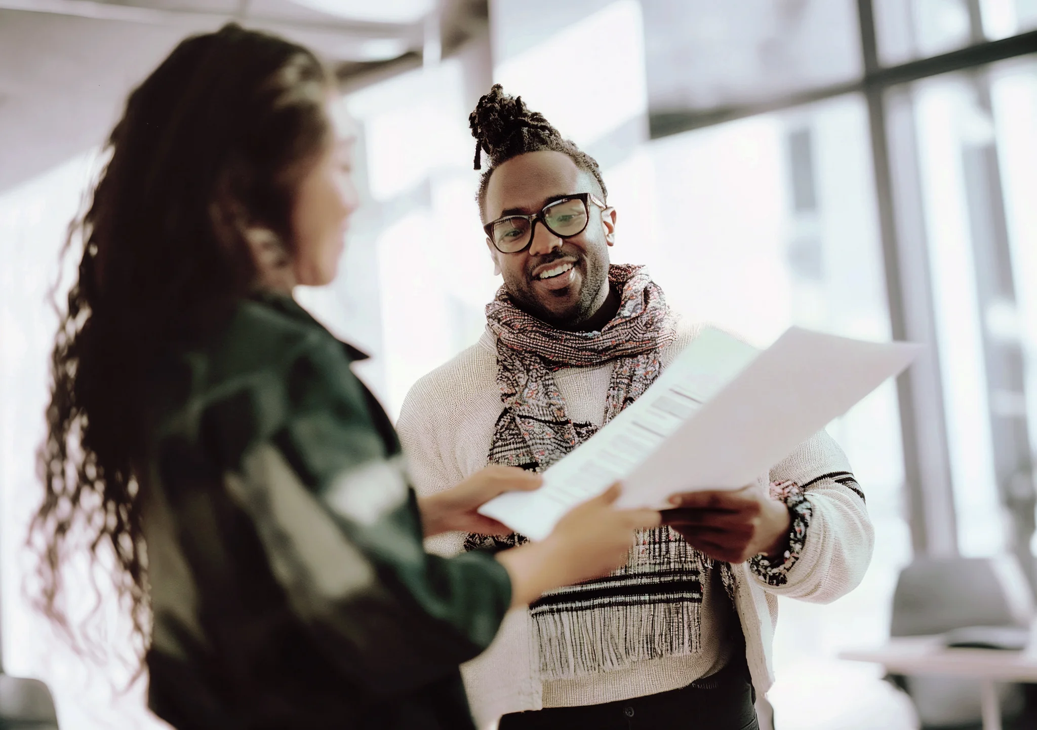 Jahreslohnzettel L16 Zwei Personen besprechen Personaldokumente in einem Büro