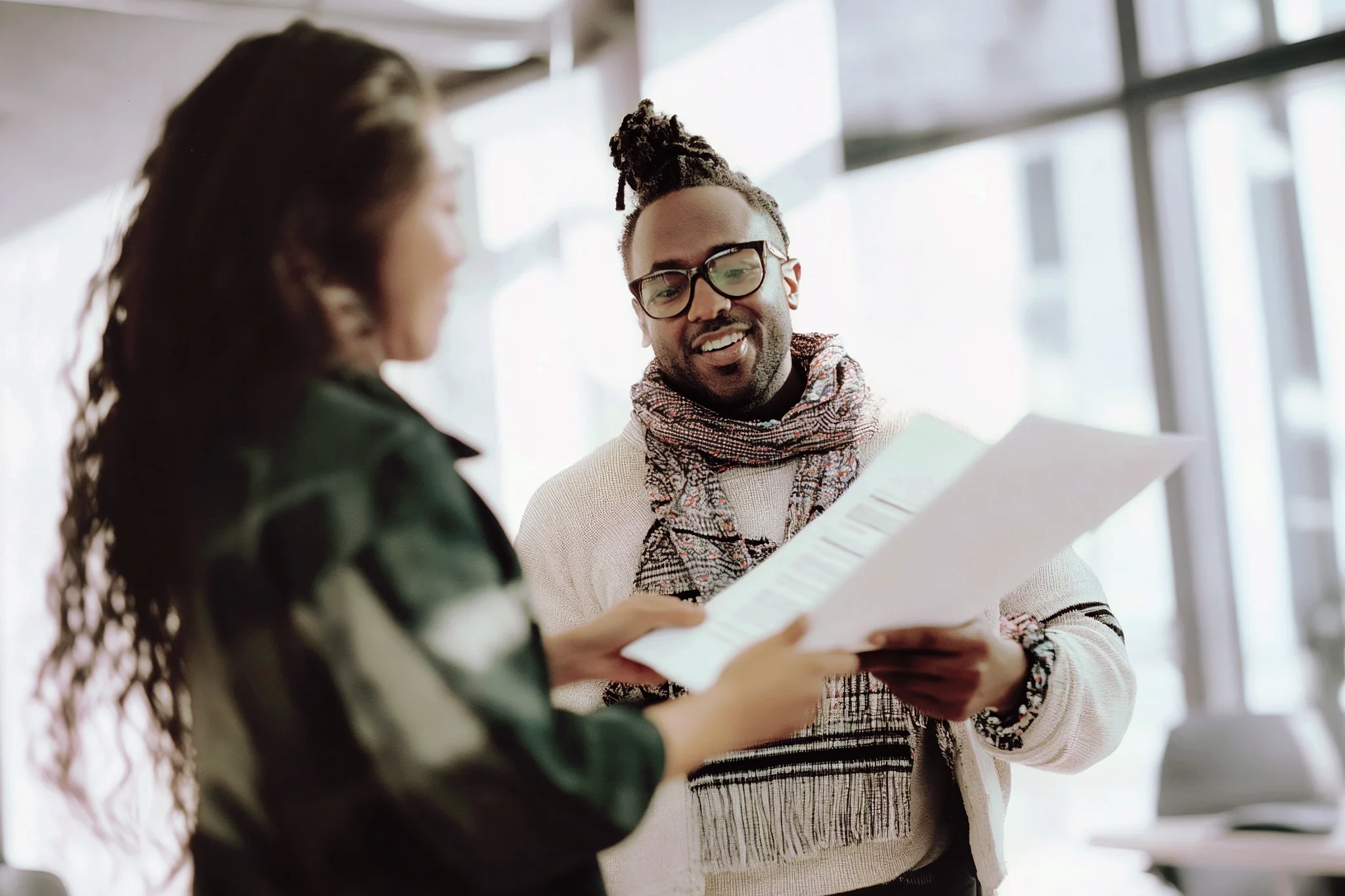 Jahreslohnzettel L16 Zwei Personen besprechen Personaldokumente in einem Büro