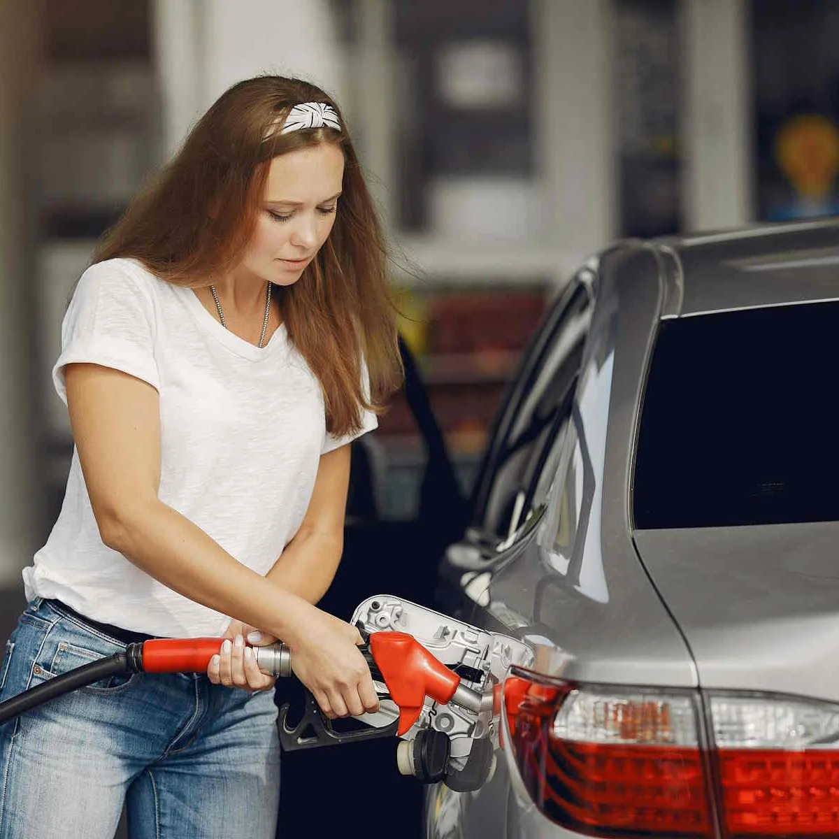 DKV Tankkarte Frau betankt Auto