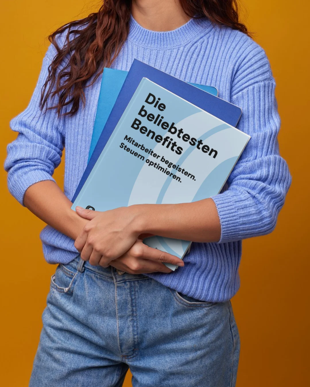 Frau hält Probonio Infomaterial in der Hand.