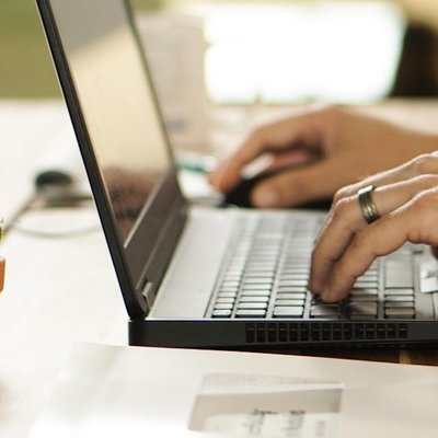 Arbeitszeugnis schreiben: Formulierungen, Vorlagen & Beispiele