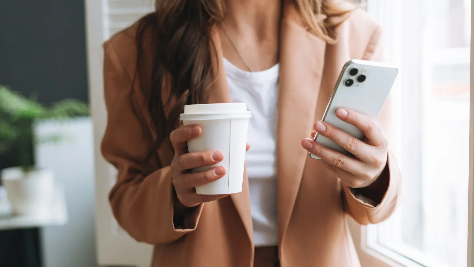 Digitalisierung Frau mit Kaffeebecher und Handy