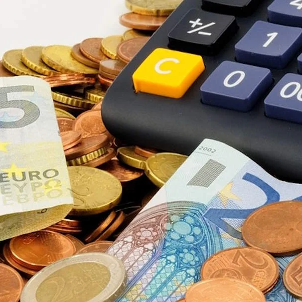 Taschenrechner auf Euroscheinen und -münzen