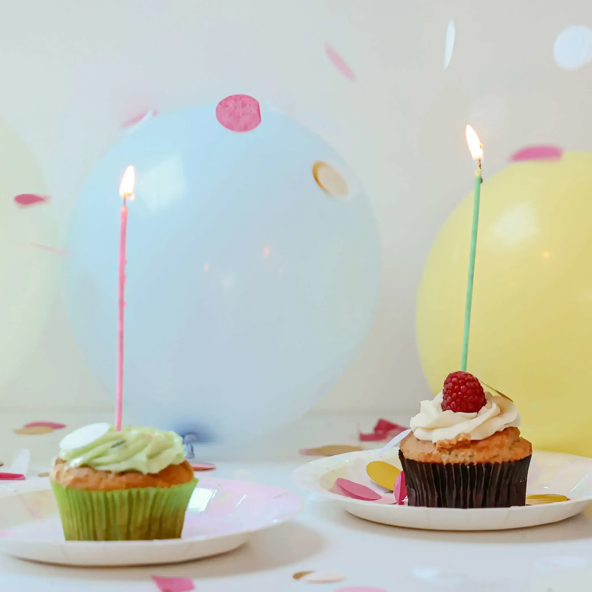 3 Torten und Luftballons