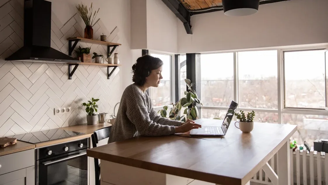 Homeoffice Frau am Laptop in Küche