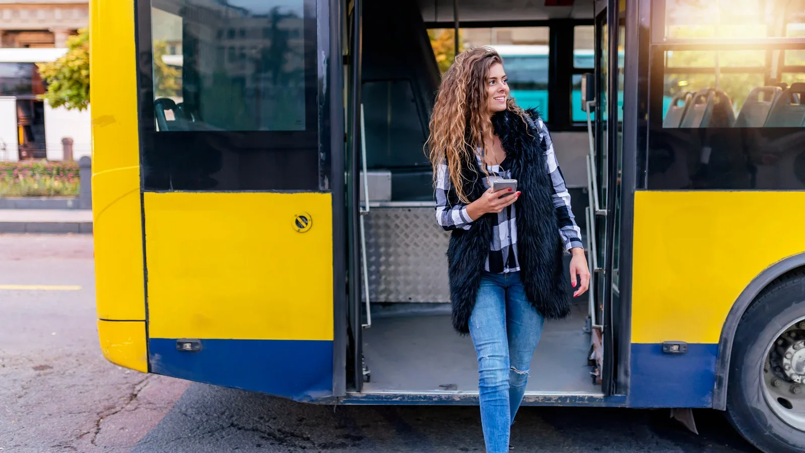 Öffentlicher Naherkehr Frau steigt aus Bus aus