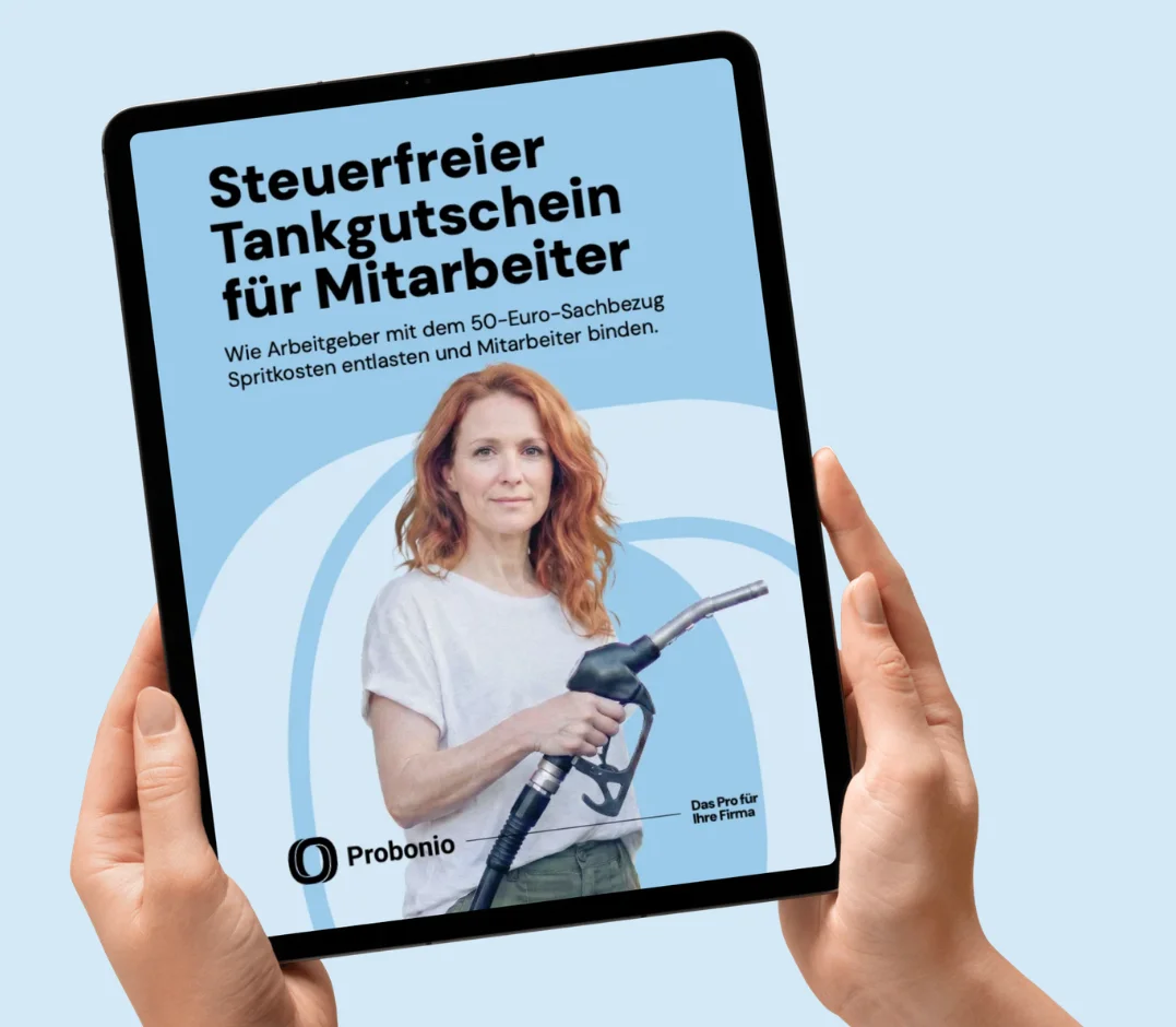 Hände halten ein Tablet mit Probonio-Titelbild „Steuerfreier Tankgutschein für Mitarbeiter“; darauf eine Frau mit Zapfpistole vor blauem Hintergrund.