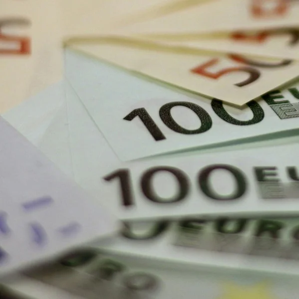 Nahaufnahme von aufgefächerten Euroscheinen