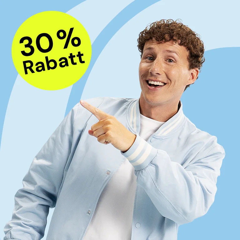 Mann in hellblauer Jacke zeigt lächelnd auf einen neongrünen Kreis mit „30% Rabatt“