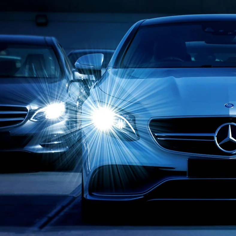 3 Mercedes Benz vor dunklem Hintergrund