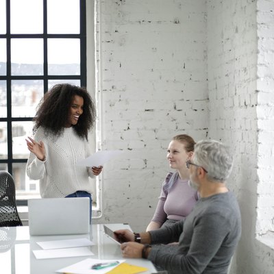 Monatliche Prämie zum Gehalt (Prämienlohn) einfach erklärt: Arten, Beispiele & Berechnung