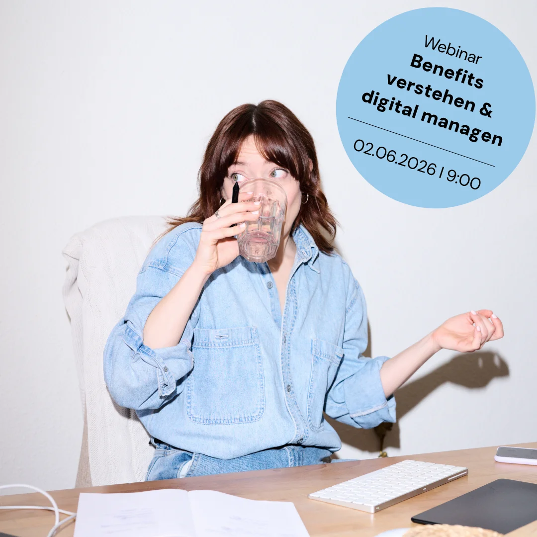 Frau am Schreibtisch trinkt ein Glas Wasser; oben rechts ein blauer Kreis mit der Aufschrift „Webinar: Benefits verstehen & digital managen“ und dem Termin „02.06.2026 | 9:00“.