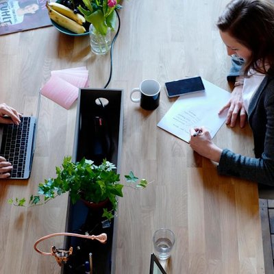 Mitarbeitergespräch erfolgreich führen: Leitfaden, Vorbereitung und Vorlagen für Personal- und Jahresgespräche