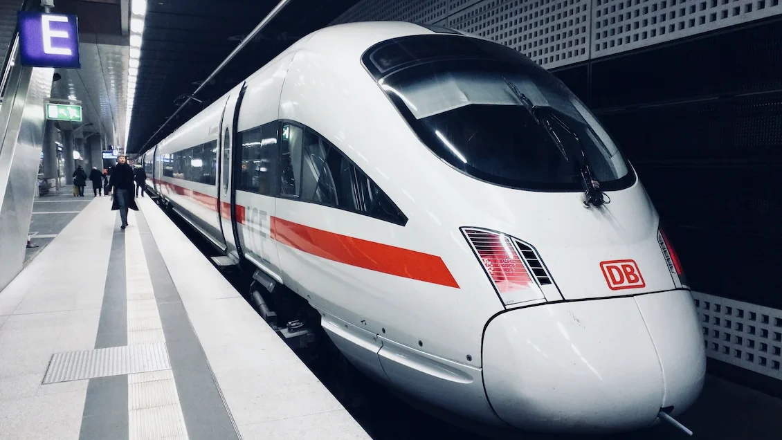 Öffentlicher Fernverkehr ICE fährt ab