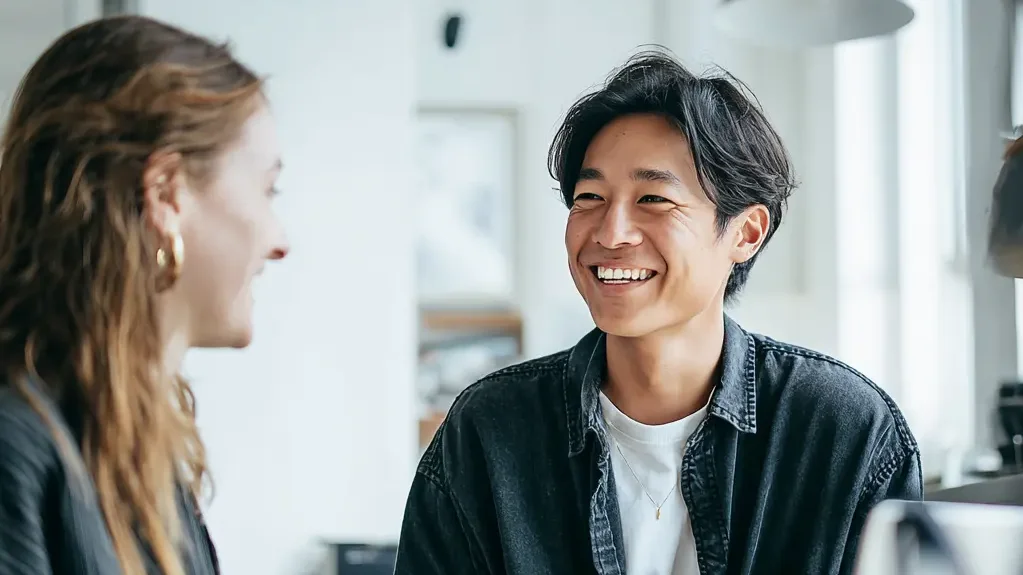 Mitarbeiter überreicht Kollegin Geschenk