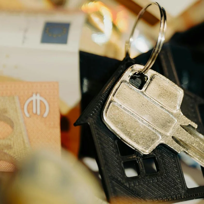 Nahaufhame von Schlüssel und 10 Euro Schein