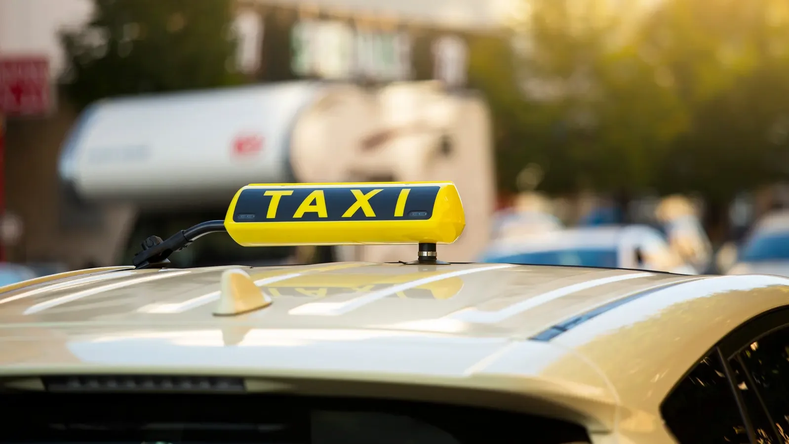 Individualverkehr Nahhaufnahme Taxischild
