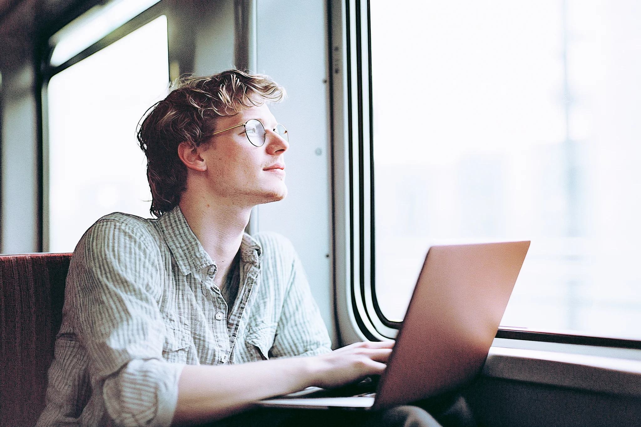 Mobilitätsbudget Mann mit Laptop im Zug
