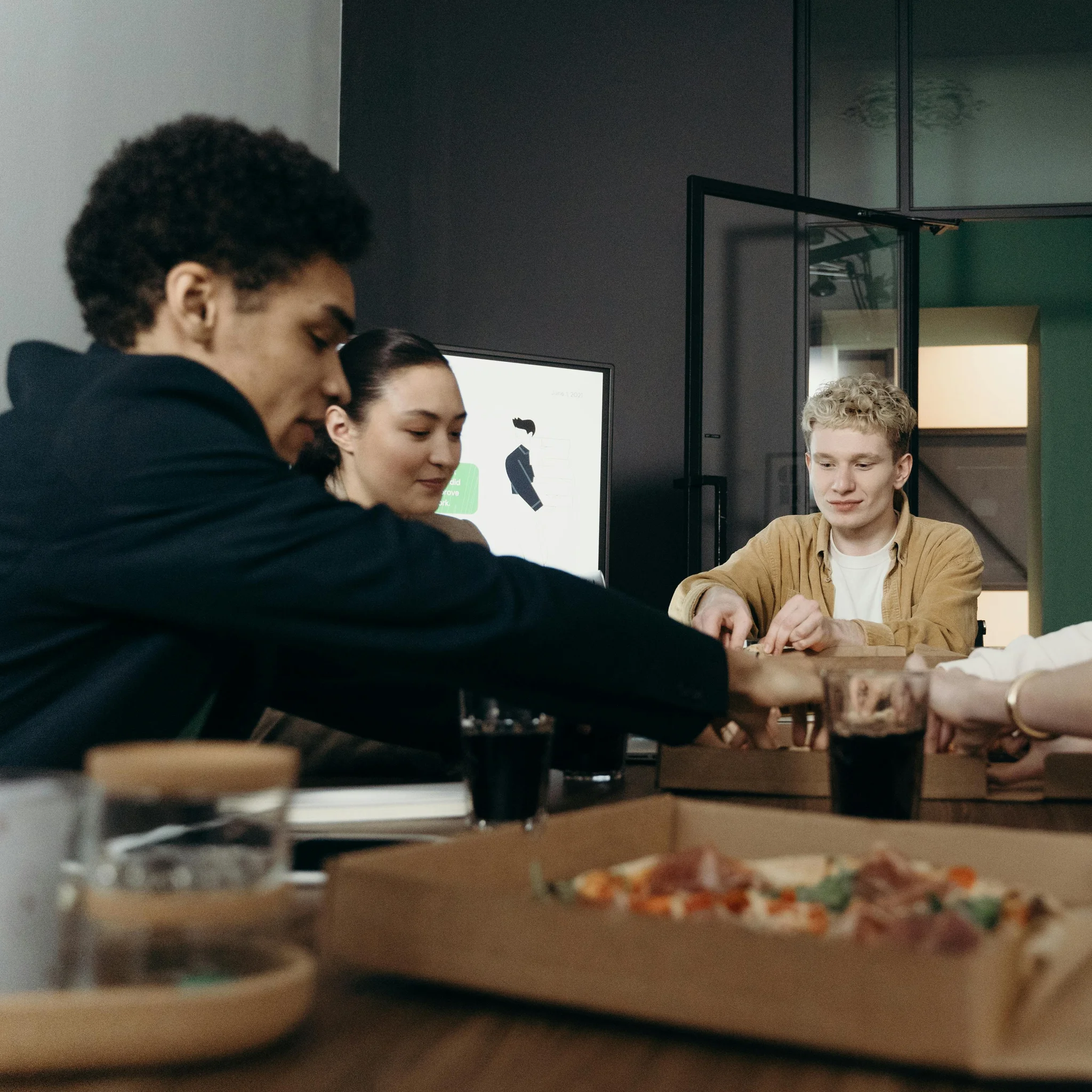 Mitarbeitende beim Mittagessen