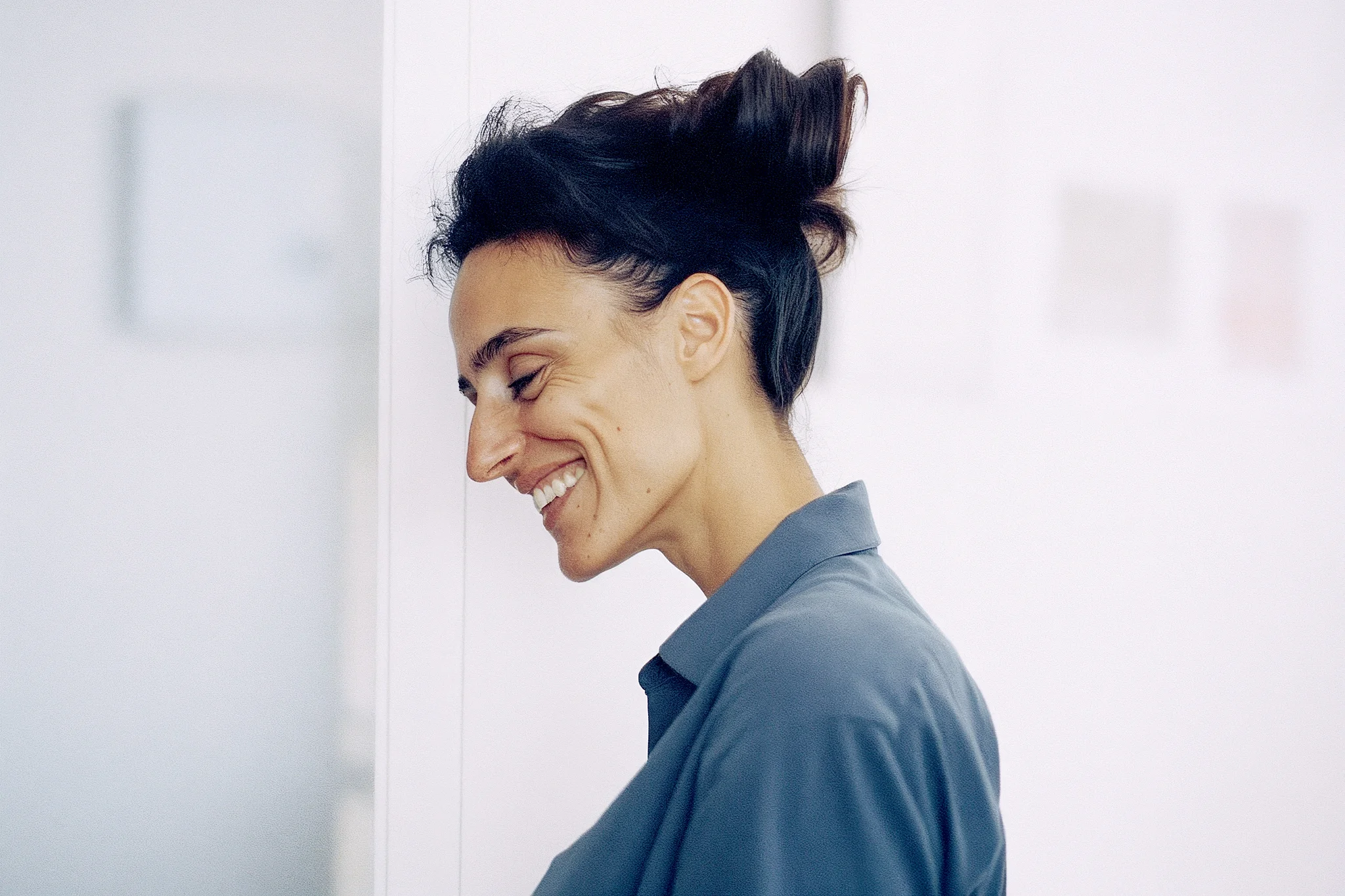 Moderne Mitarbeiterbenefits Frau in Büro