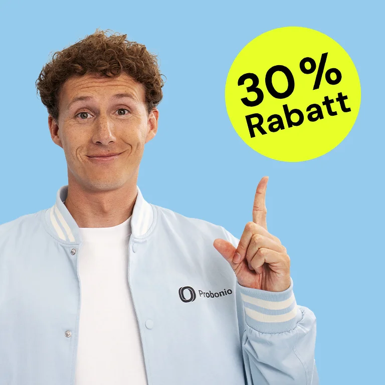 Mann in hellblauer Probonio-Jacke zeigt nach oben auf einen neongrünen Kreis mit der Aufschrift „30% Rabatt“ vor hellblauem Hintergrund.