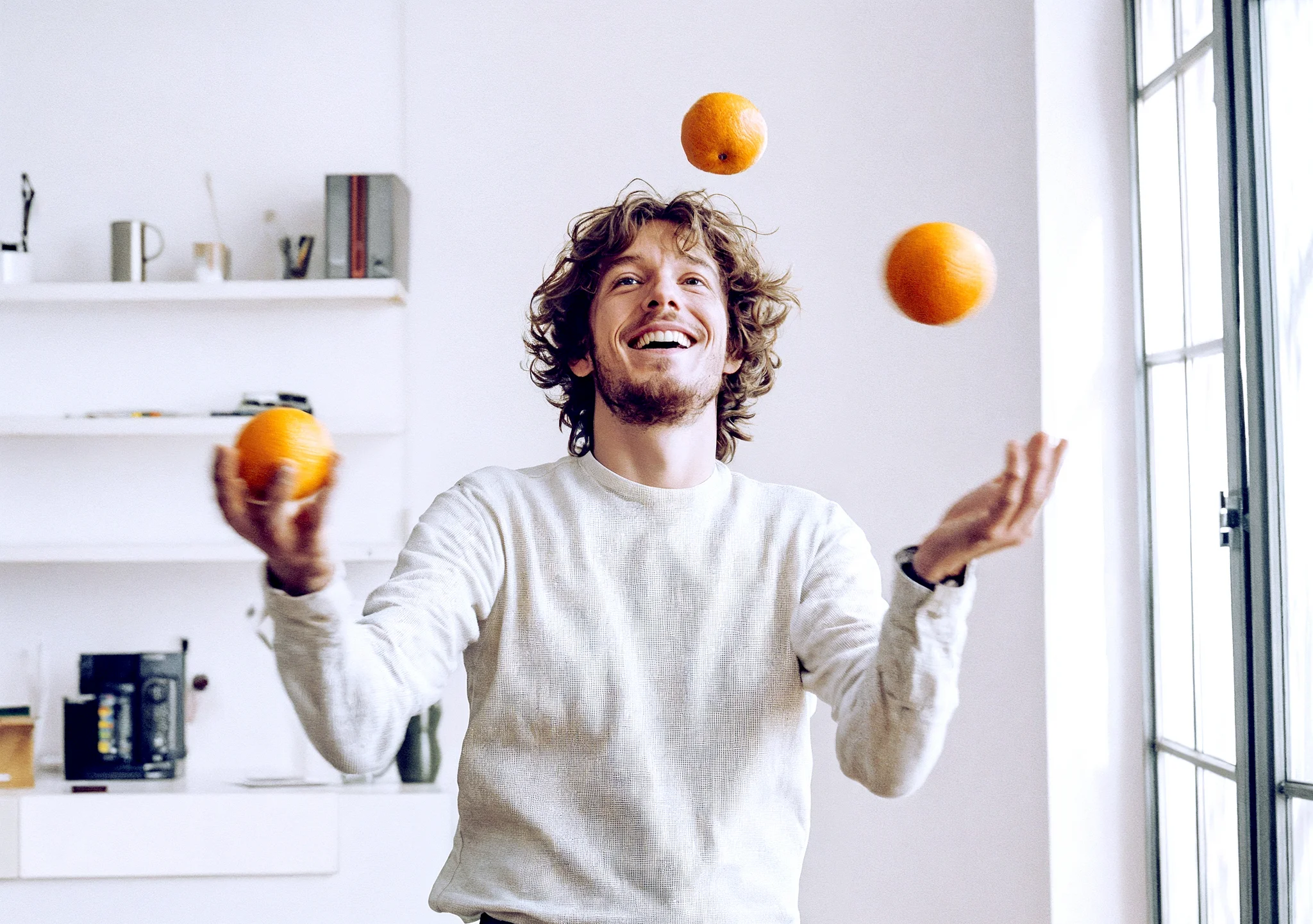 Ihre Vorteile mit Probonio Ein Mann jongliert mit drei Orangen