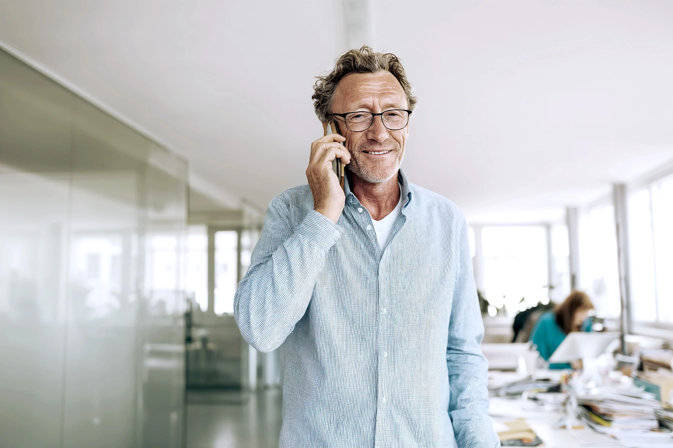 Tools fehlen? Mann in Büro stehend am Telefon
