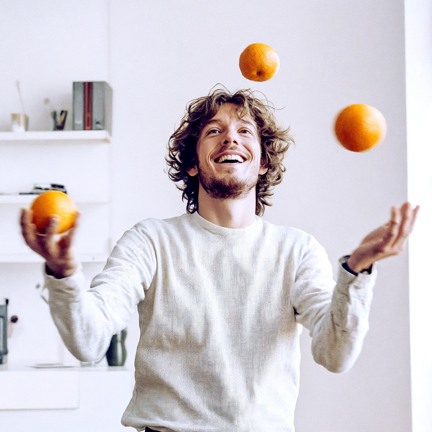 Ihre Vorteile mit Probonio Ein Mann jongliert mit drei Orangen