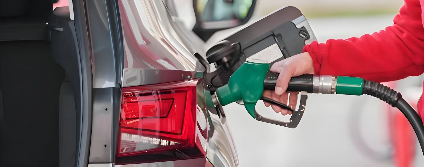 Nahaufnahme vom Betanken eines Autos